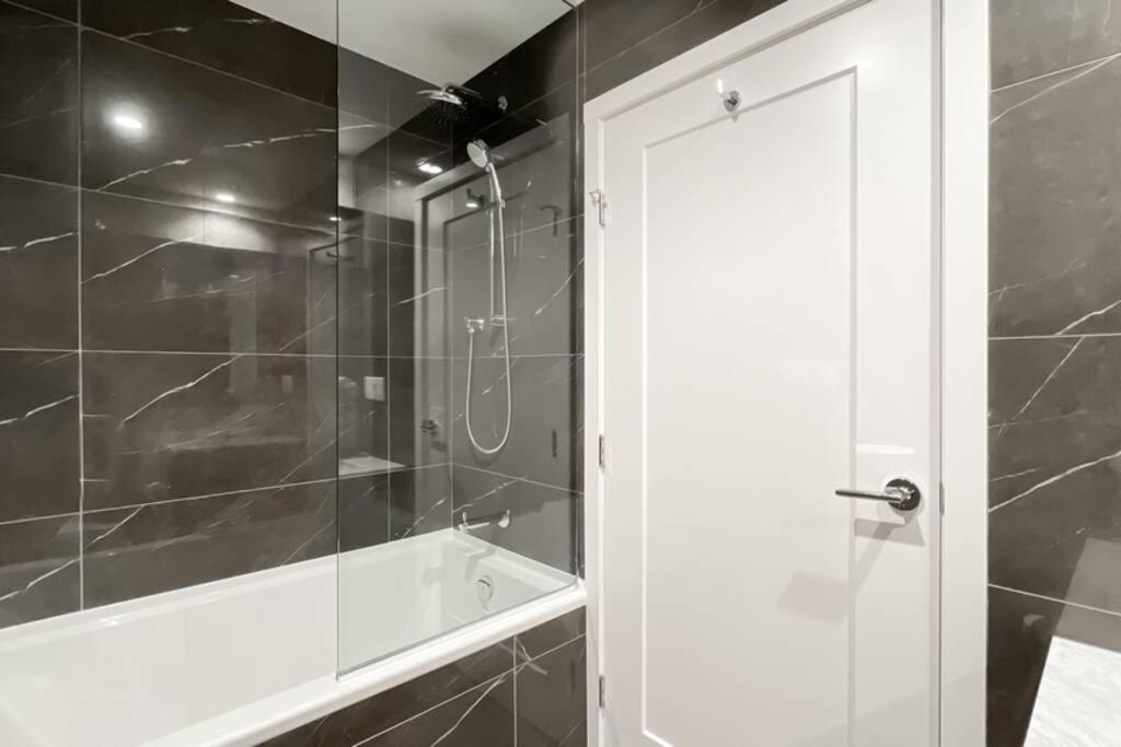 וונקובר Spacious New Apartment With Working Space@Oakridge מראה חיצוני תמונה