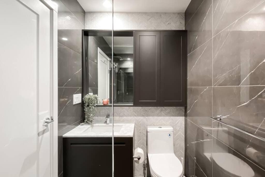 וונקובר Spacious New Apartment With Working Space@Oakridge מראה חיצוני תמונה