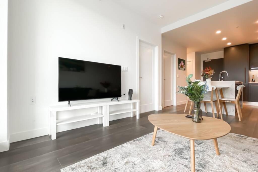 וונקובר Spacious New Apartment With Working Space@Oakridge מראה חיצוני תמונה
