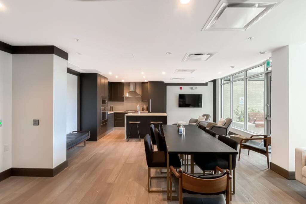וונקובר Spacious New Apartment With Working Space@Oakridge מראה חיצוני תמונה