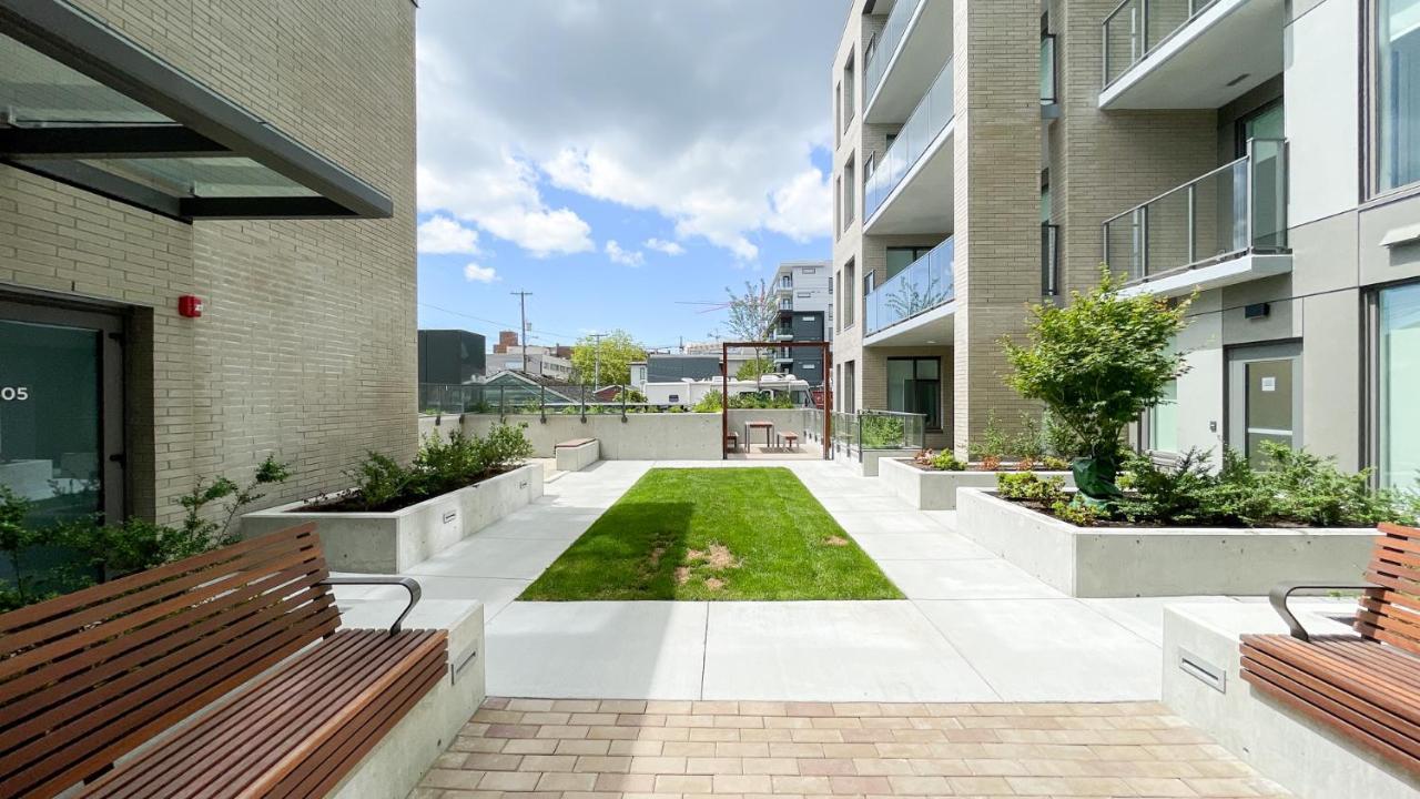 וונקובר Spacious New Apartment With Working Space@Oakridge מראה חיצוני תמונה
